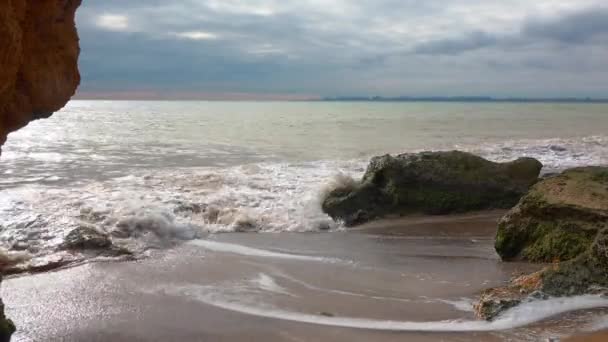 Βραχώδης Ακτή Της Μαύρης Θάλασσας Άγρια Παραλία Κίτρινη Άμμο Κατά — Αρχείο Βίντεο