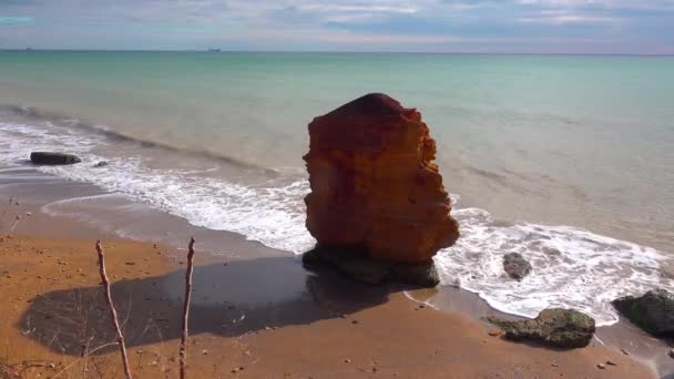 Witte Zee Golven Zwarte Zee Een Prachtige Rots Het Strand — Stockvideo