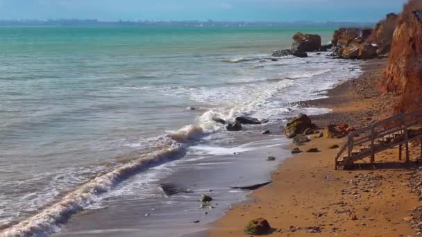 Karadeniz Kayalık Kıyıları Ukrayna Fırtına Sırasında Sarı Kumlu Vahşi Sahil — Stok video