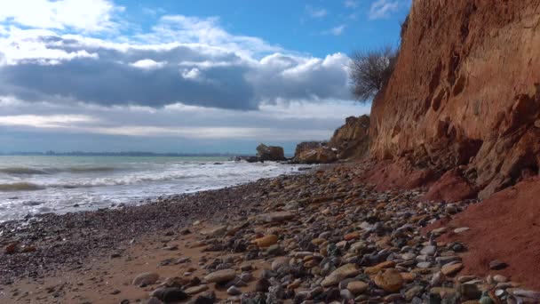 Skalnaté Pobřeží Černého Moře Divoká Pláž Žlutým Pískem Během Bouře — Stock video