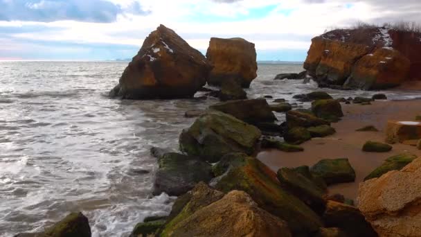 Karadeniz Kayalık Kıyıları Ukrayna Fırtına Sırasında Sarı Kumlu Vahşi Sahil — Stok video