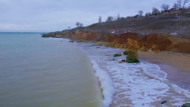Rotskust Van Zwarte Zee Wild Strand Met Geel Zand Tijdens — Stockvideo
