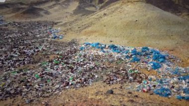 Mısır 'da çöldeki çöplük, plastik şişeler ve vahşi otellerden gelen çeşitli çöpler.