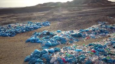 Mısır 'da çöldeki çöplük, plastik şişeler ve vahşi otellerden gelen çeşitli çöpler.