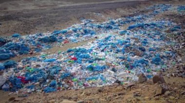 Mısır 'da çöldeki çöplük, plastik şişeler ve vahşi otellerden gelen çeşitli çöpler.