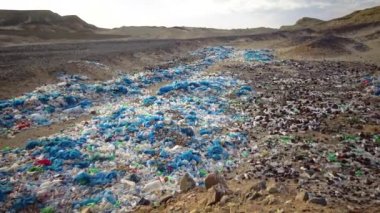 Mısır 'da çöldeki çöplük, plastik şişeler ve vahşi otellerden gelen çeşitli çöpler.