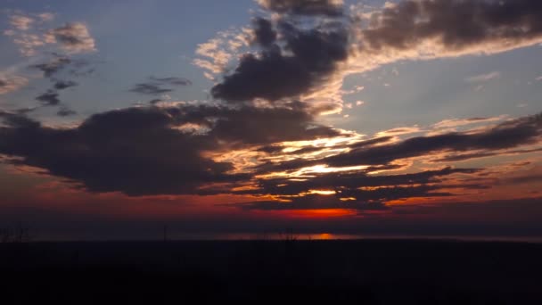 Облака Быстро Движутся Небу Время Красного Заката Над Озером Ялпуг — стоковое видео