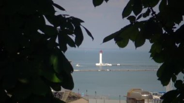 ODESSA, UKRAINE - 19 Haziran 2019: Vorontsovsky deniz feneri Odessa 'da Ukrayna' daki mavi Karadeniz 'in arka planına karşı