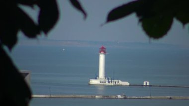 ODESSA, UKRAINE - 19 Haziran 2019: Vorontsovsky deniz feneri Odessa 'da Ukrayna' daki mavi Karadeniz 'in arka planına karşı