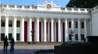 ODESSA, UKRAINE - 19 Haziran 2019: Ukrayna 'daki Odessa Şehir Konseyi saatli antik bina