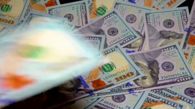 100 Dolarlık banknotlar, Amerikan dolarları üzerinde Başkan Benjamin Franklin 'in portresi. İş konsepti