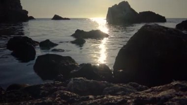 Bulgaristan 'ın Tyulenovo kasabası yakınlarındaki kayaların arasında batan güneşin parlaklığı