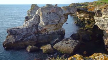 Resimli kayalık deniz kıyısı ve Bulgaristan 'ın Tyulenovo köyü yakınlarındaki kayalıklarda büyük bir kemer