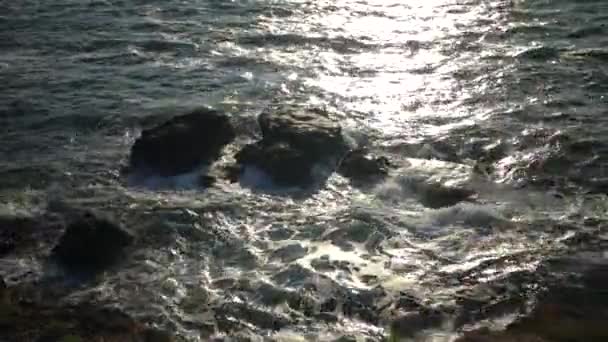 Шторм Чорному Морі Великі Хвилі Прориваються Скелястому Березі Біла Піна — стокове відео