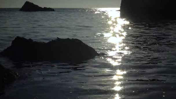 Glare Van Ondergaande Zon Het Water Tussen Rotsen Buurt Van — Stockvideo