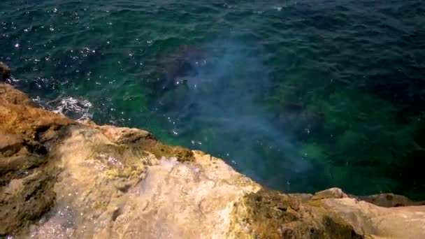 被硫化氢污染的水从保加利亚海岸的一个油井流入黑海 — 图库视频影像