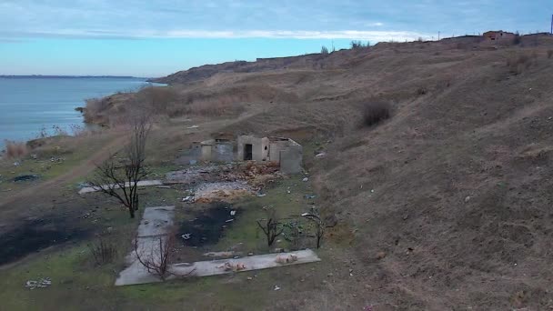 Ein Ausgebranntes Fischerhaus Ufer Der Khadzhibey Mündung Ufer Verstreuter Müll — Stockvideo