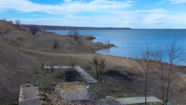 Ein Ausgebranntes Fischerhaus Ufer Der Khadzhibey Mündung Ufer Verstreuter Müll — Stockvideo