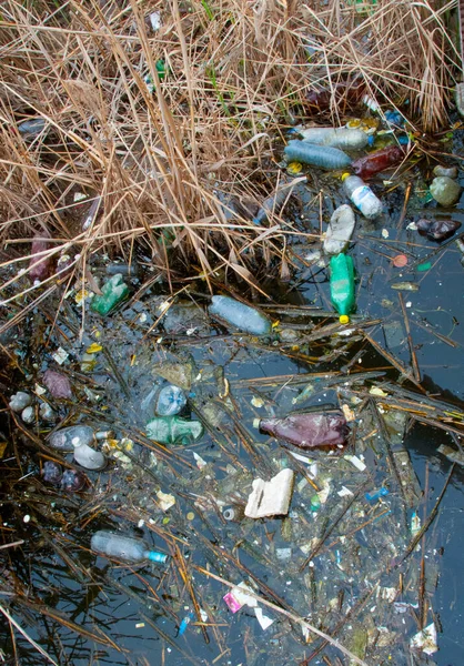 Umweltproblem Müll Verunreinigung Natürlicher Reservoirs Mit Schutt Und Plastik — Stockfoto