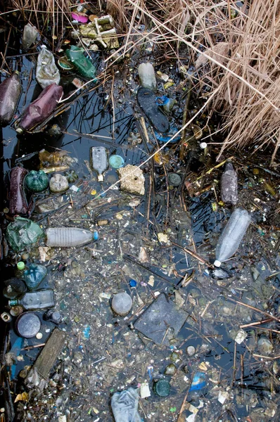 Umweltproblem Müll Verunreinigung Natürlicher Reservoirs Mit Schutt Und Plastik — Stockfoto