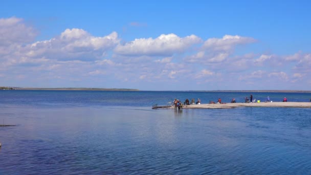 Ukraine Odessa Region Wrzesień 2021 Rybacy Stoją Wodzie Ujścia Soli — Wideo stockowe