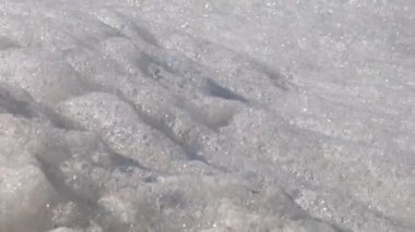 Su kirliliği. Tedavi tesislerinden akan kirli su bir borudan geçerek kapalı bir nehir ya da göle akar. Denizin ekolojisi, hayvanları öldürür. Ukrayna