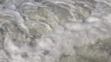 Su kirliliği. Tedavi tesislerinden akan kirli su bir borudan geçerek kapalı bir nehir ya da göle akar. Denizin ekolojisi, hayvanları öldürür. Ukrayna