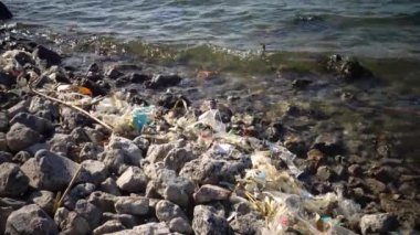 Plastik çöp, deniz ekolojisi. Kıyılarda çürüyen polietilen çöpleri ve suda yüzen ve denizi kirleten, hayvanları öldüren. Ukrayna