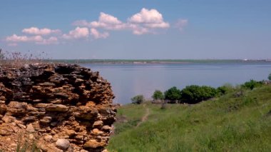 Ukrayna 'daki Khadzhibey halklarının arka planında kuru kamış bulunan doğal manzara.