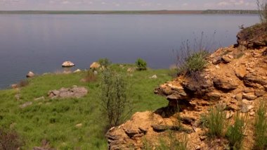 Ukrayna 'daki Khadzhibey halklarının arka planında kuru kamış bulunan doğal manzara.