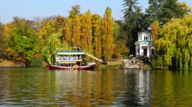 UKRAINE, Uman - 19 Ekim 2019: Sonbahar, turistleri gölde dolaştıran bir eğlence gemisi. Sofievsky Parkı, Uman, Ukrayna