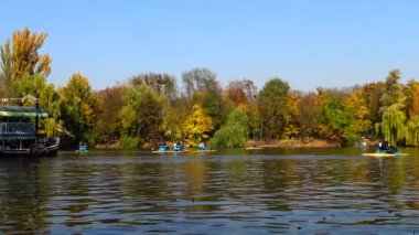 UKRAINE, Uman - 19 Ekim 2019: Sonbahar, turistleri gölde dolaştıran bir eğlence gemisi. Sofievsky Parkı, Uman, Ukrayna