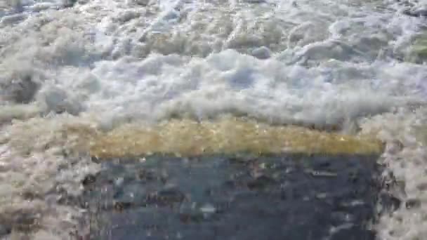 Vuil Slecht Behandeld Water Uit Zuiveringsinstallatie Stroomt Een Natuurlijk Reservoir — Stockvideo