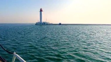UKRAINE, ODESSA, 13 Nisan 2016: Odessa ticari limanındaki eski deniz feneri, Karadeniz