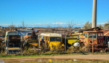 NEW MEXICO, ABD - 21 Kasım 2019: araba çöplüğü, eski paslı arabalar, New Mexico