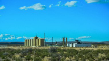 NEW MEXICO, ABD - 21 Kasım 2019: Sıvı ürünlerin depolanması için büyük yuvarlak metal kaplar, New Mexico, ABD