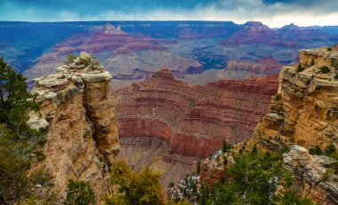 Nehir vadisi ve kızıl kayaların panoramik manzarası. Arizona, ABD 'deki Colorado nehri ile Grand Canyon Ulusal Parkı