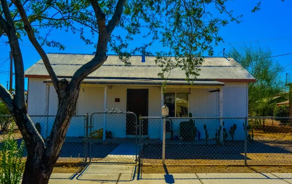 ABD, ARIZONA - 24 Kasım 2019: Arizona, ABD 'de fakir bir Amerikalının tipik küçük evi