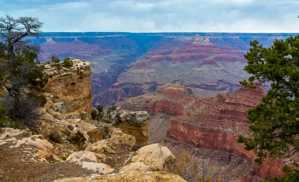 Nehir vadisi ve kızıl kayaların panoramik manzarası. Arizona, ABD 'deki Colorado nehri ile Grand Canyon Ulusal Parkı