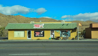 CALIFORNIA, USA - NOVEMBER 27, 2019: little shop SMOG DOG on the side of the road in California