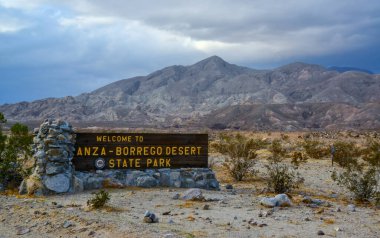 CALIFORNIA, ABD - 27 Kasım 2019: Ulusal Park ANZA-BORREGO DESERT, Kaliforniya 'nın girişinde bilgi işareti