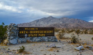 CALIFORNIA, ABD - 27 Kasım 2019: Ulusal Park ANZA-BORREGO DESERT, Kaliforniya 'nın girişinde bilgi işareti