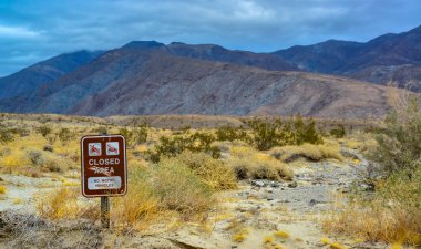 CALIFORNIA, ABD - 27 Kasım 2019: Kaliforniya 'da doğal bir parkın girişindeki bilgi panoları