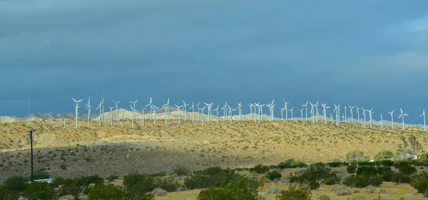 Вид Ветряных Турбин Вырабатывающих Электричество Огромная Масса Ветряных Турбин Распространяется — стоковое фото