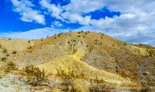 Холмы в калифорнийской пустыне из разноцветных когтей. Дезертирство вокруг