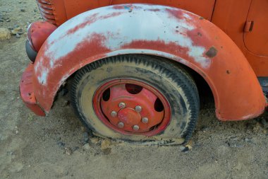 CALIFORNIA, ABD - 28 Kasım 2019: Kaliforniya 'da bir restoranın içindeki eski bir kırmızı itfaiye aracının unsurları ve detayları