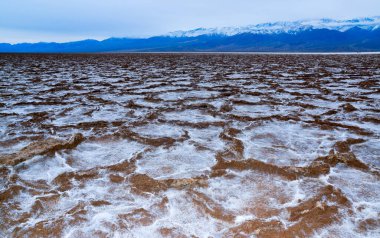 Death Valley Ulusal Parkı, Tuzlu Kil, Kaliforniya. Çatlamış ve şişmiş tuzlu düz tuz vadisi, ölü tuz manzarası