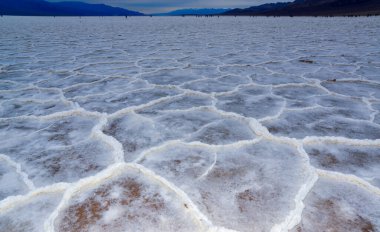 Death Valley Ulusal Parkı, Tuzlu Kil, Kaliforniya. Çatlamış ve şişmiş tuzlu düz tuz vadisi, ölü tuz manzarası