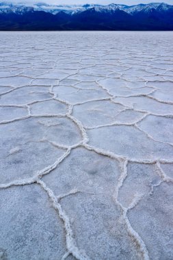 Death Valley Ulusal Parkı, Tuzlu Kil, Kaliforniya. Çatlamış ve şişmiş tuzlu düz tuz vadisi, ölü tuz manzarası