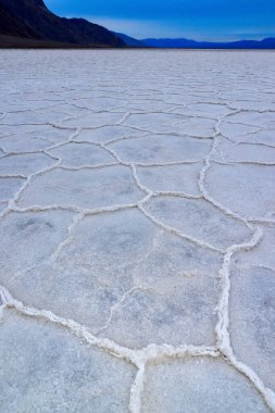 Death Valley Ulusal Parkı, Tuzlu Kil, Kaliforniya. Çatlamış ve şişmiş tuzlu düz tuz vadisi, ölü tuz manzarası